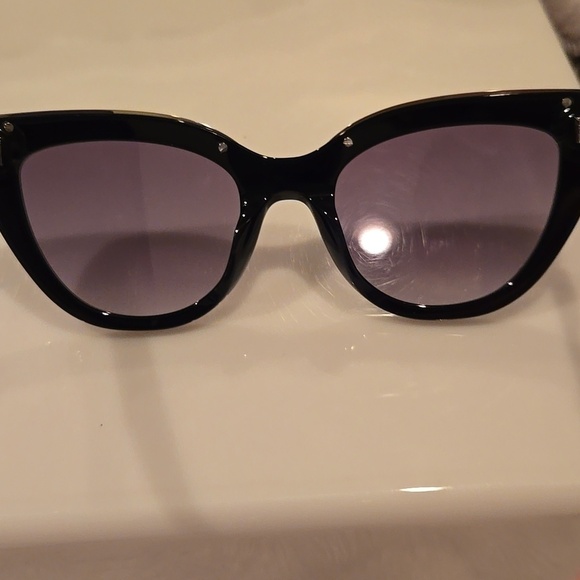 Longchamp Paris Black Cat-Eye Sunglasses with Gradient Lenses Brand New In Case main image 10